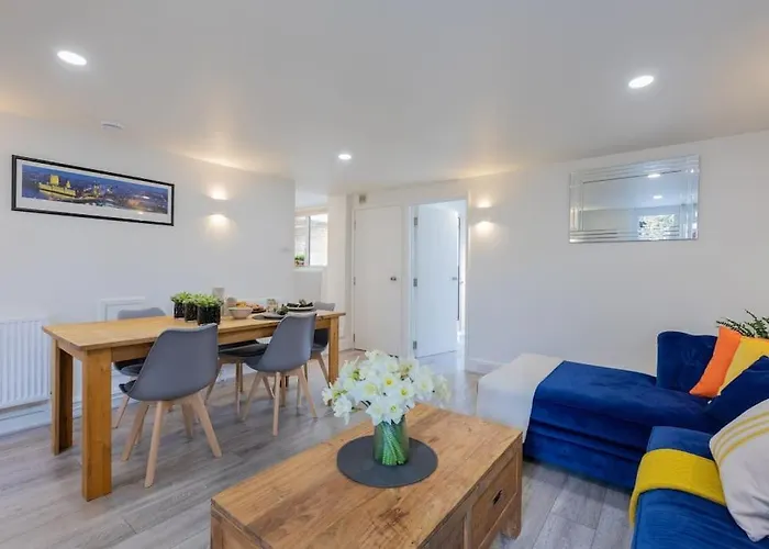 Central Windsor Modern Garden Flat, Walk 2 Sights